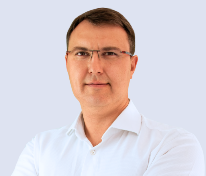 Minimal vertical photo placeholder, soft light gray gradient background, portrait orientation 3:4, no text, no logo, even lighting, high resolution